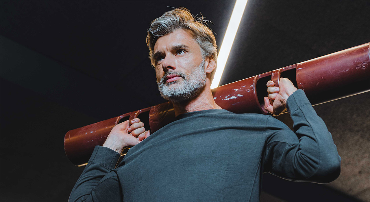 Holmes Place | άντρας που γυμνάζεται σε γυμναστήριο