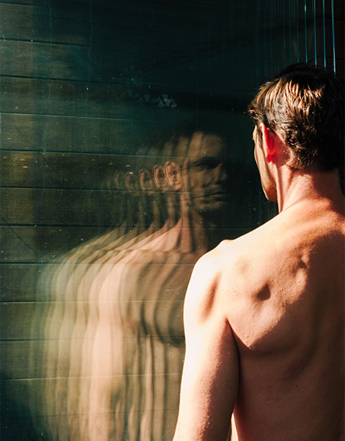 Holmes Place | άντρας που κοιτάει την αντανάκλαση του