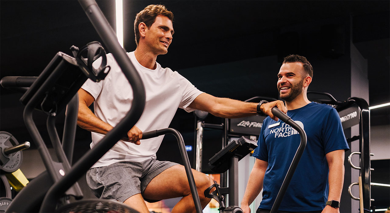 Holmes Place | άντρας σε στατικό ποδήλατο στο γυμναστήριο