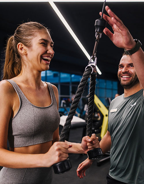 Holmes Place | γυναίκα που κάνει γυμναστική με personal trainer