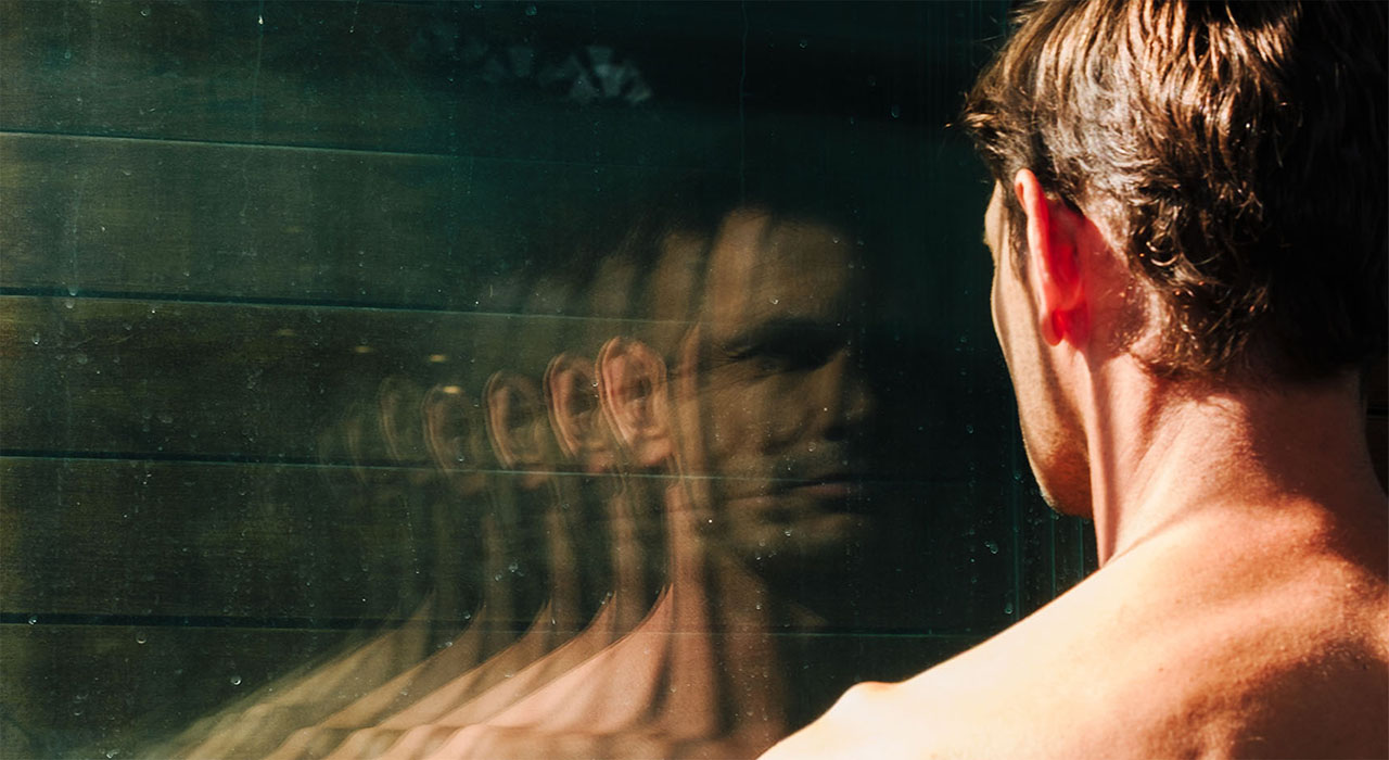 Holmes Place | άντρας με γυρισμένη πλάτη 